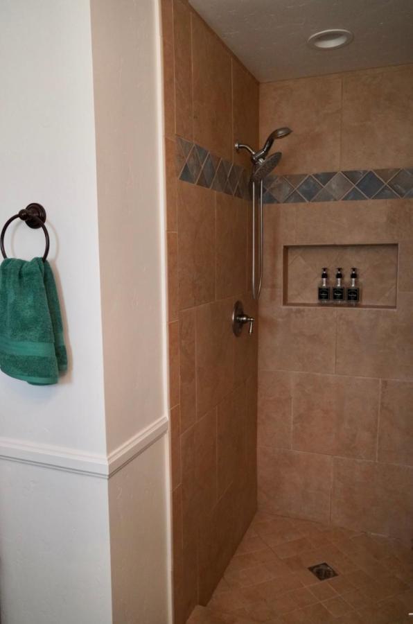 Cozy Family Hideaway, Sleeps 8, 4 Tv's Yard, Shops