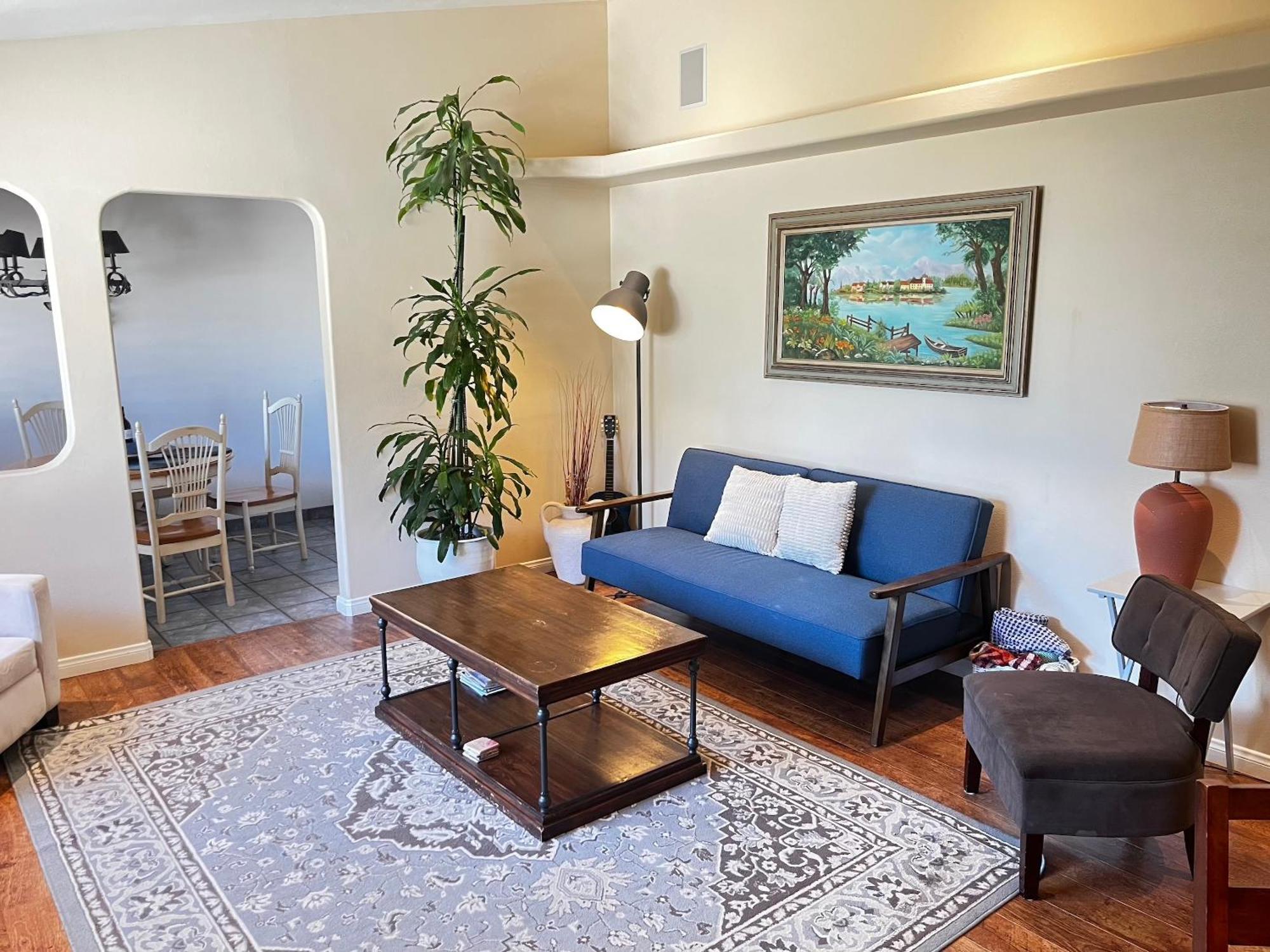 Cozy Family Hideaway, Sleeps 8, 4 Tv's Yard, Shops Holiday home *