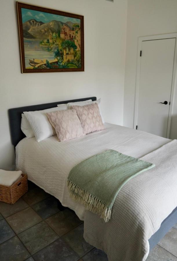 Hébergement de vacances Cozy Family Hideaway, Sleeps 8, 4 Tv's Yard, Shops *