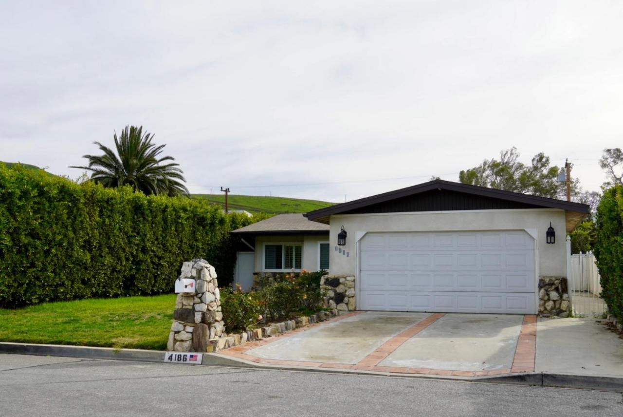 Cozy Family Hideaway, Sleeps 8, 4 Tv's Yard, Shops Simi Valley