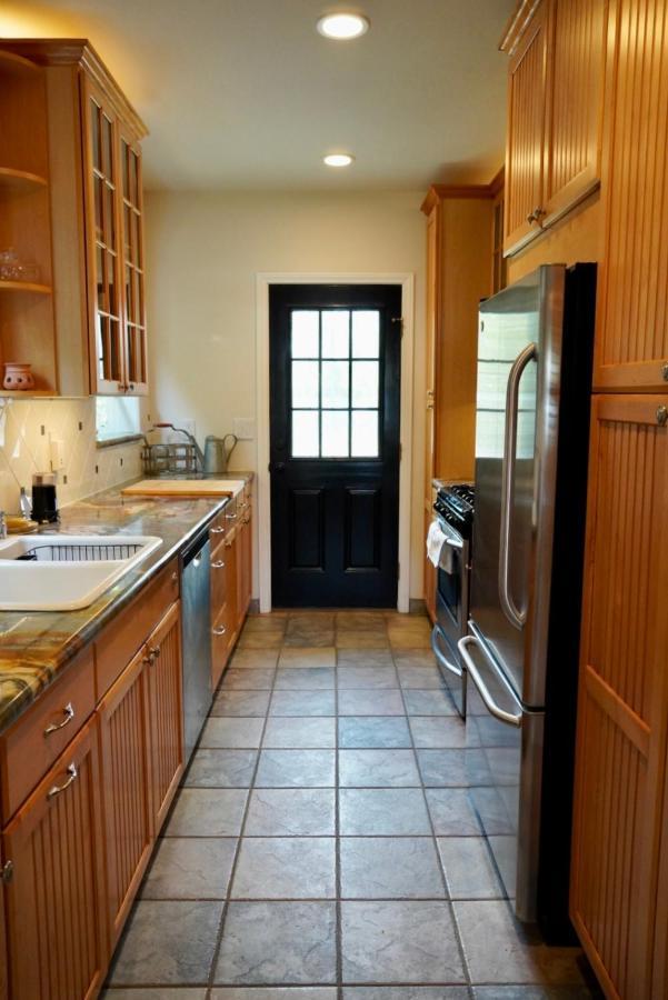 Cozy Family Hideaway, Sleeps 8, 4 Tv's Yard, Shops *