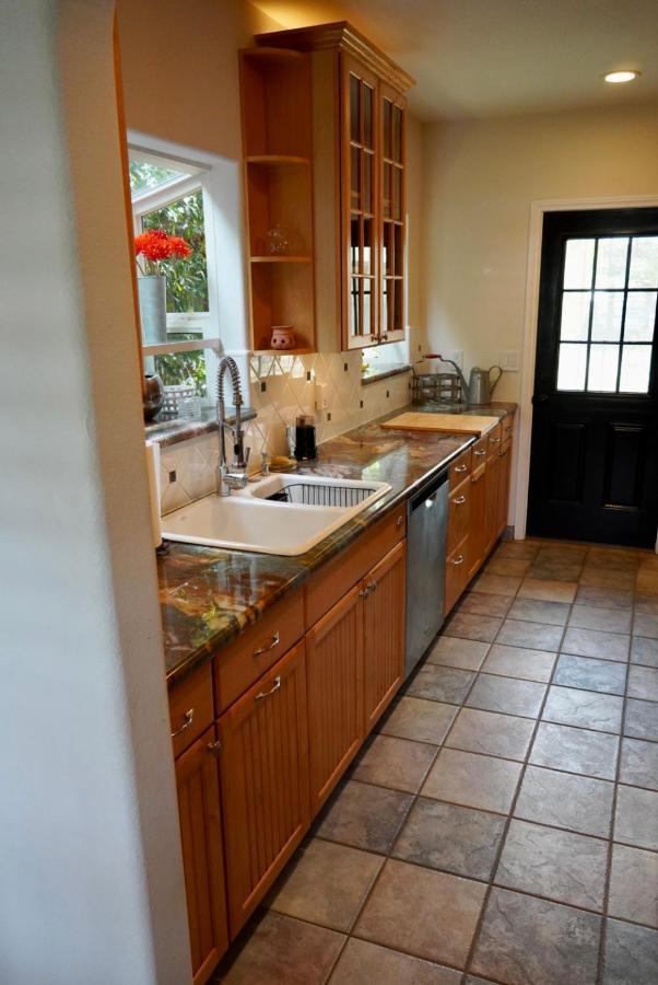 Hébergement de vacances Cozy Family Hideaway, Sleeps 8, 4 Tv's Yard, Shops Simi Valley
