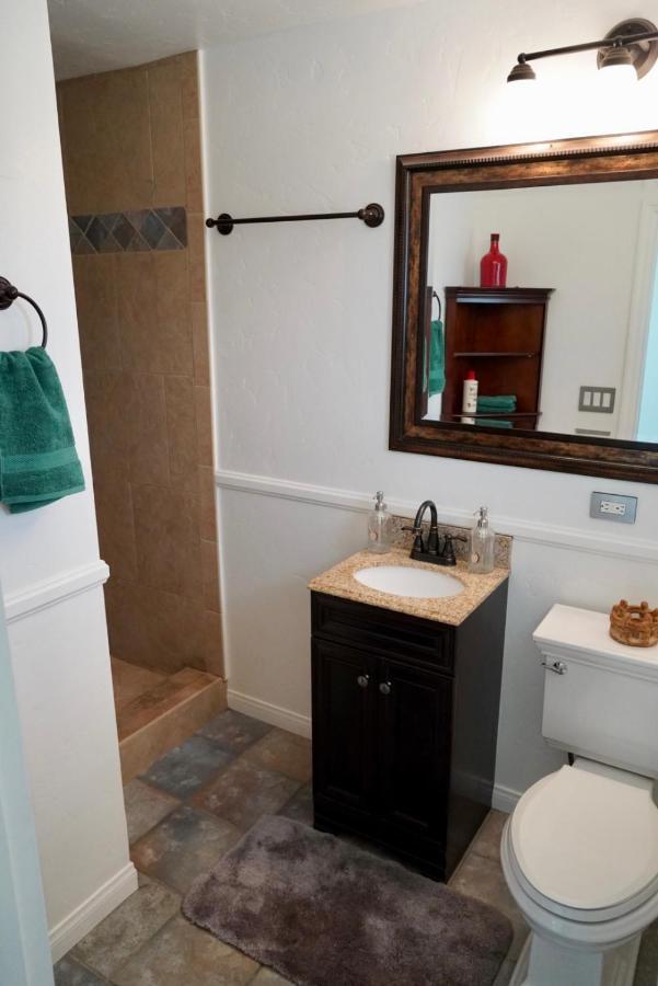 Cozy Family Hideaway, Sleeps 8, 4 Tv's Yard, Shops Hébergement de vacances Simi Valley