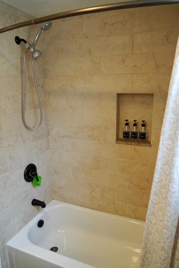 Cozy Family Hideaway, Sleeps 8, 4 Tv's Yard, Shops *