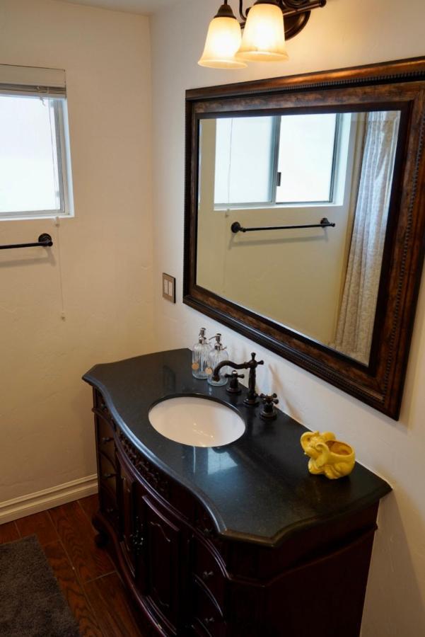Cozy Family Hideaway, Sleeps 8, 4 Tv's Yard, Shops Hébergement de vacances Simi Valley
