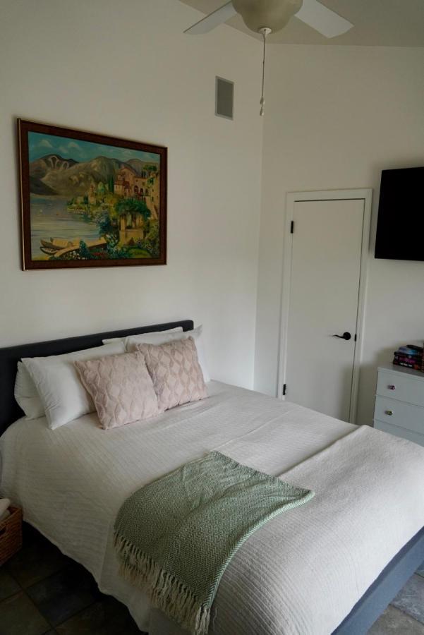 Cozy Family Hideaway, Sleeps 8, 4 Tv's Yard, Shops *
