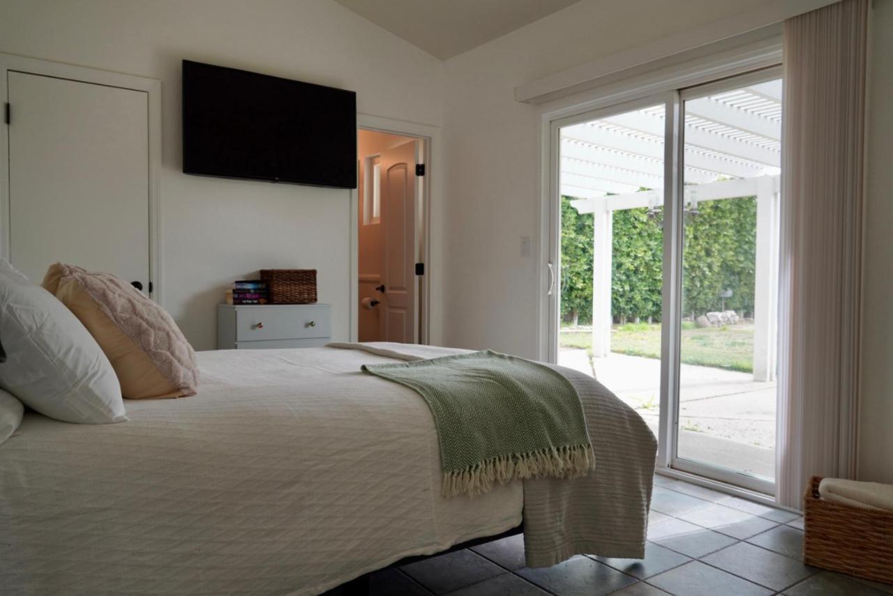 Hébergement de vacances Cozy Family Hideaway, Sleeps 8, 4 Tv's Yard, Shops