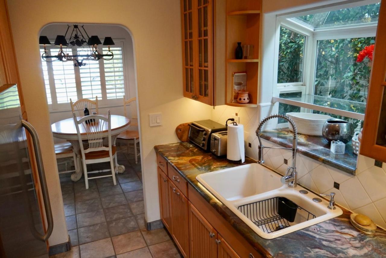 Cozy Family Hideaway, Sleeps 8, 4 Tv's Yard, Shops Hébergement de vacances