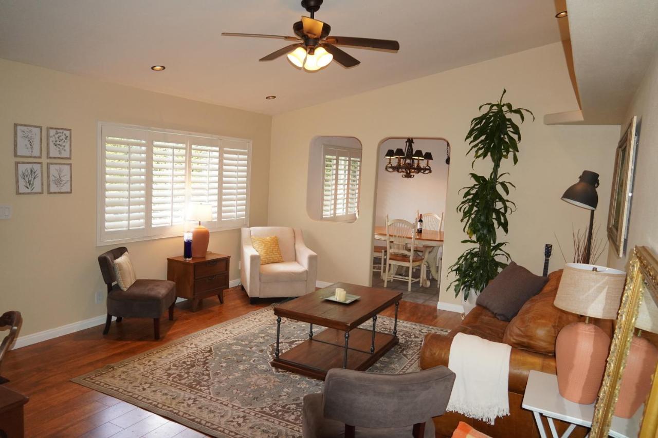 Hébergement de vacances Cozy Family Hideaway, Sleeps 8, 4 Tv's Yard, Shops