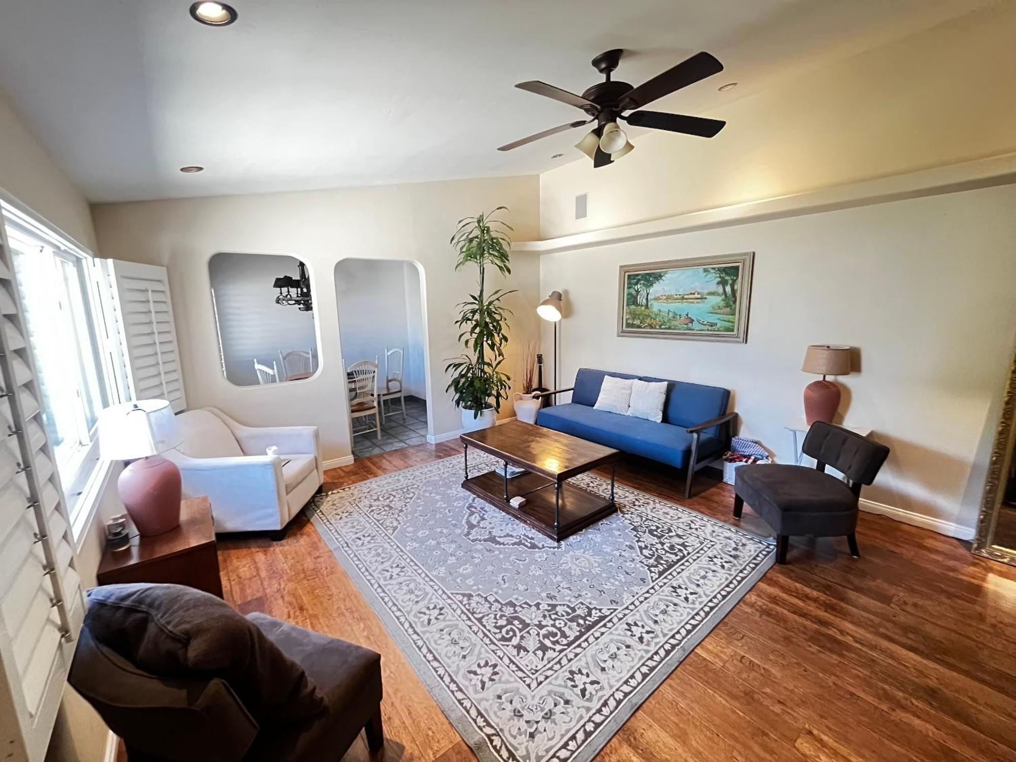 Cozy Family Hideaway, Sleeps 8, 4 Tv's Yard, Shops Hébergement de vacances Simi Valley