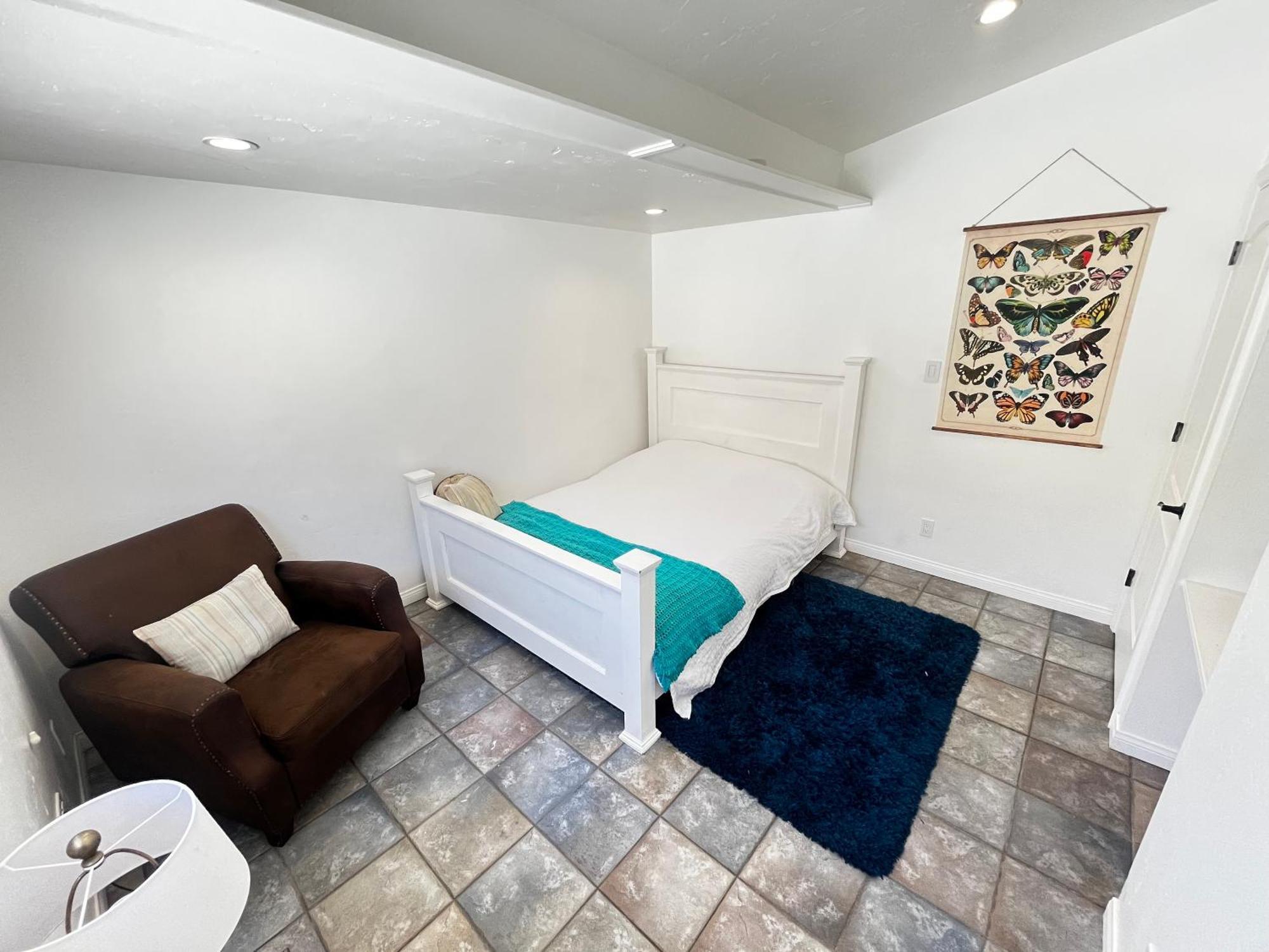 Cozy Family Hideaway, Sleeps 8, 4 Tv's Yard, Shops