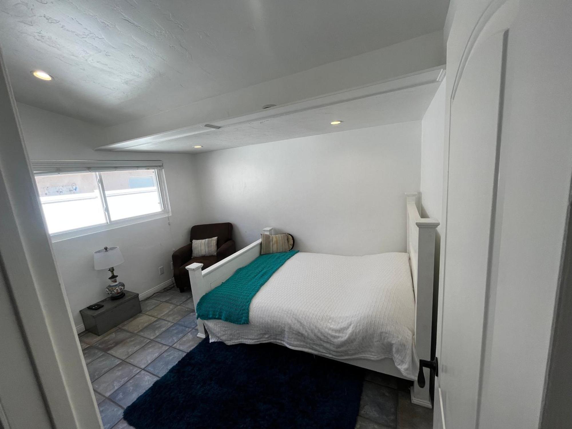 Cozy Family Hideaway, Sleeps 8, 4 Tv's Yard, Shops Hébergement de vacances